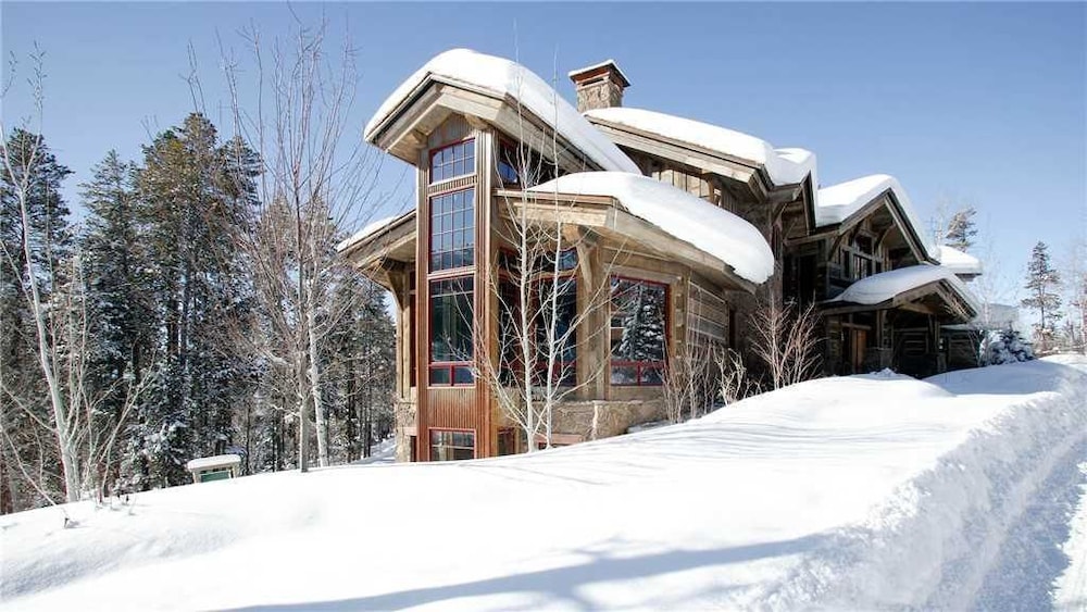 Gold Mine Lodge 6 BedroomHoliday home By Moving Mountains