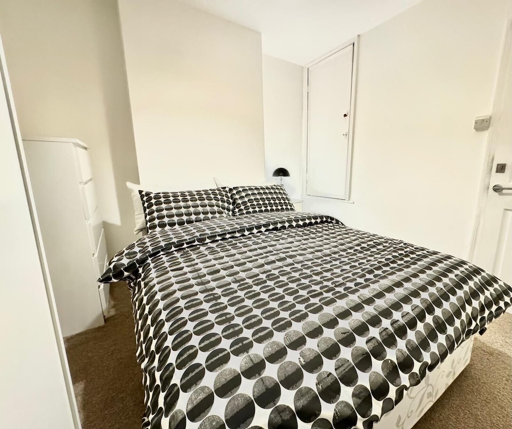 South Croydon - Sleeps 4 - Garden - 85walkingscore