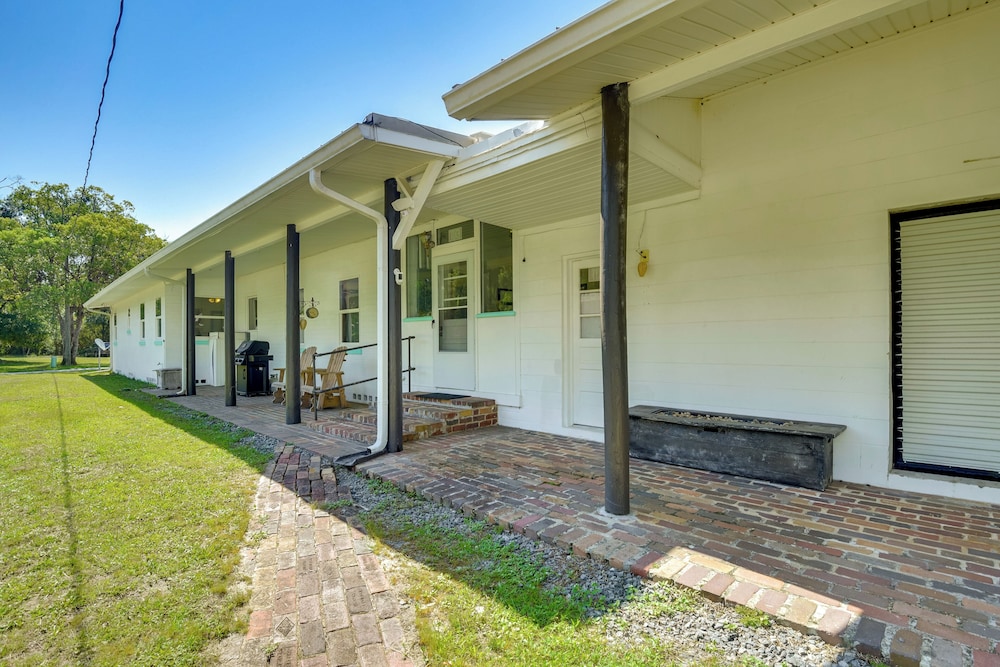 Private 3-acre Retreat w/ Game Room in Bunnell!