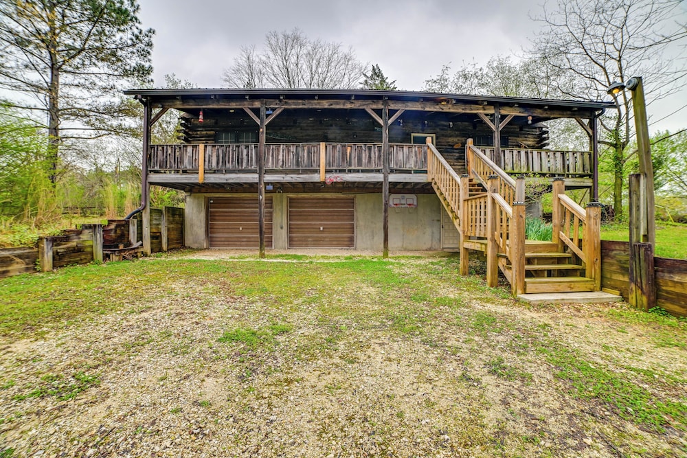 Game Room & Decks: Family Cabin in Springville!