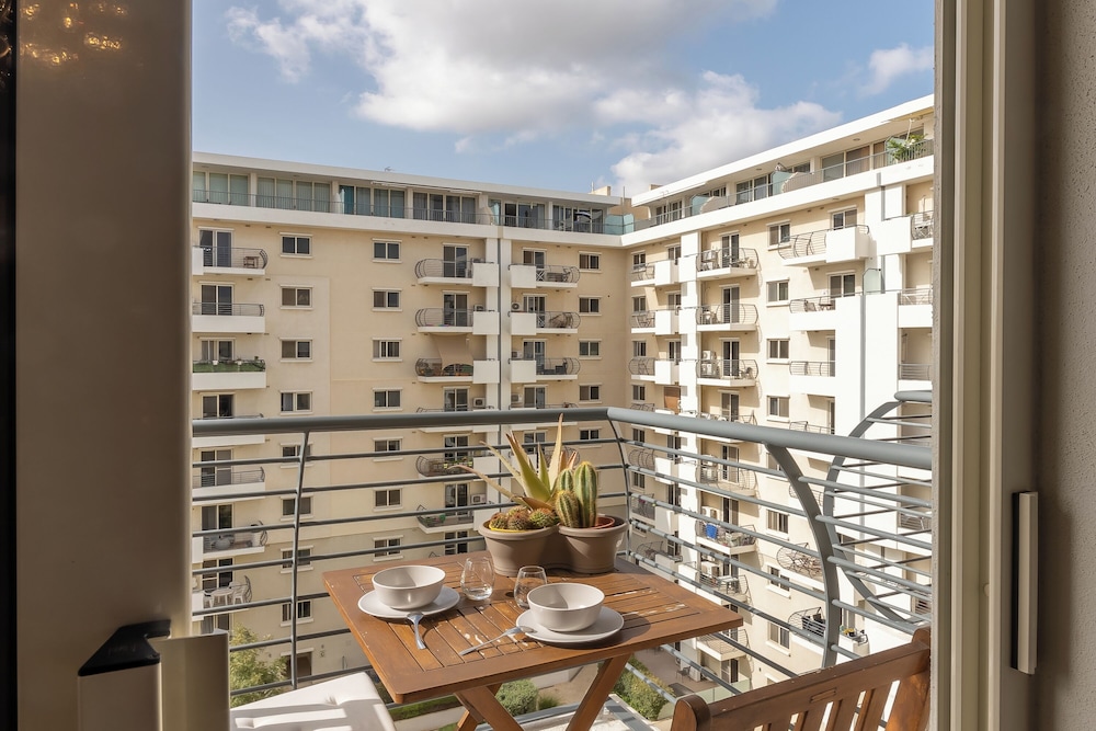 Modern and Comfortable Apart Savoy Garden