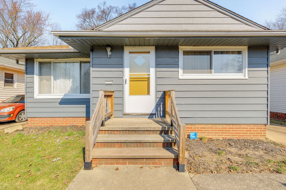 8 Mi to Dtwn Cleveland: Quiet Home w/ Fenced Yard