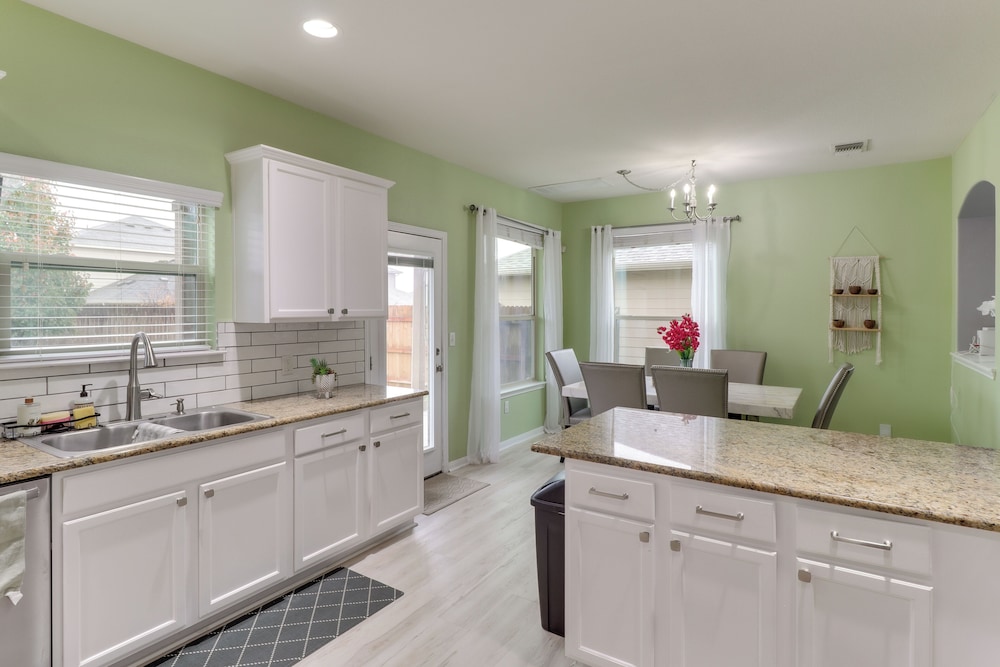 17 Mi to Dtwn Austin! Family Escape w/ Pool Access