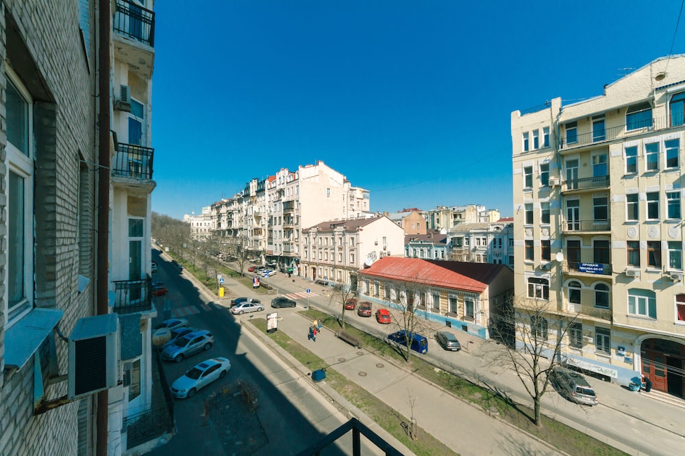 Rent Kiev Lva Tolshtoho Square