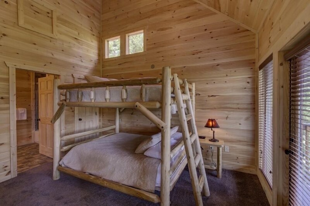 Bare Fu't Chateau - 4 Bedrooms, 4 Baths, Sleeps 14 Home by RedAwning