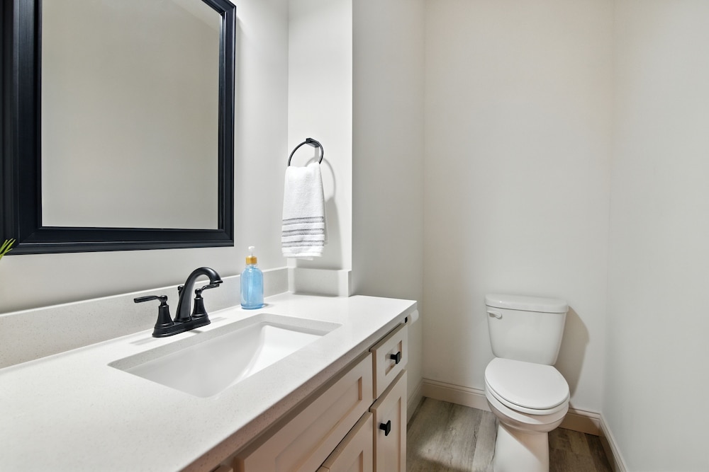 Brand New Cool Comfy Lawrence Retreat 3 Bedroom Duplex