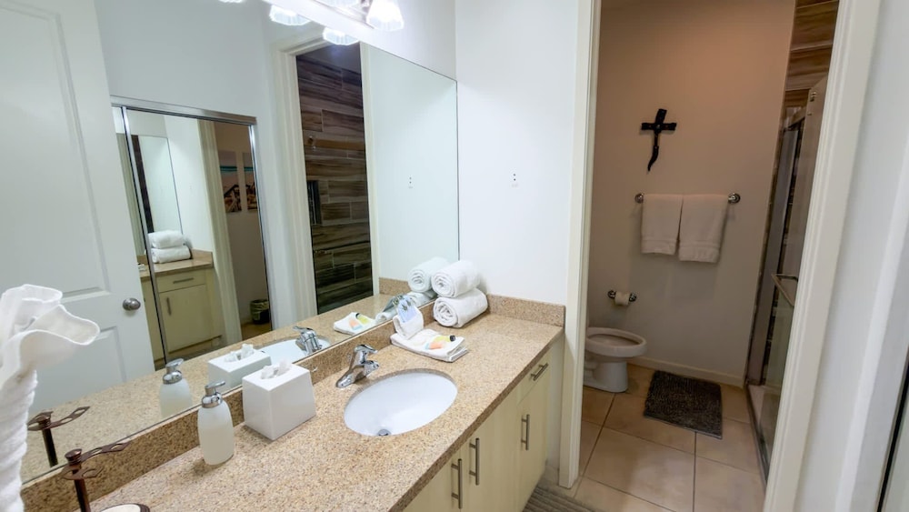Channel Views Private Boat Slip Pool & Patio 3 Bedroom Apts