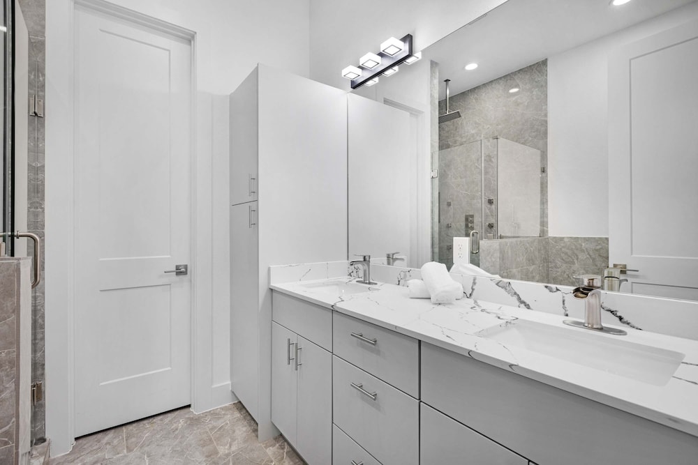 Houston 6 Bedroom Home