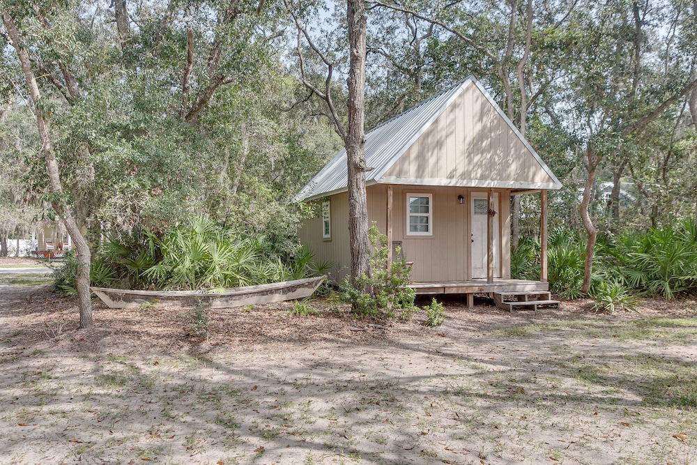 Charming Darien Hideaway w/ Porch, Near Downtown! view 5