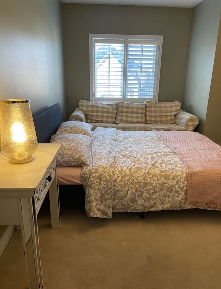 Stylish 4BR Oasis Peaceful Mississauga Location