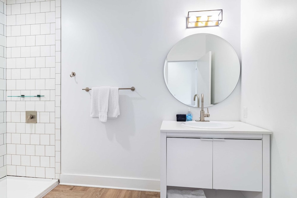 Dual Bachelor Pads w/ Rooftop Lounge & Games Sleeps 26 5 Min to Broadway