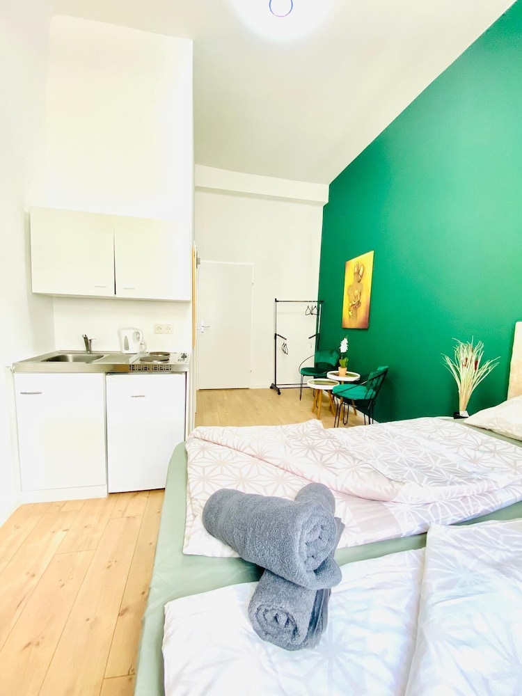 Spacious 8BR Apt with Terrace 16P