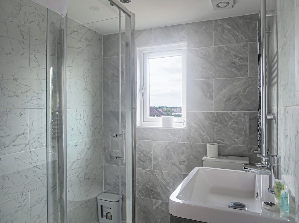 Spacious 6 Bedroom House in Bexleyheath