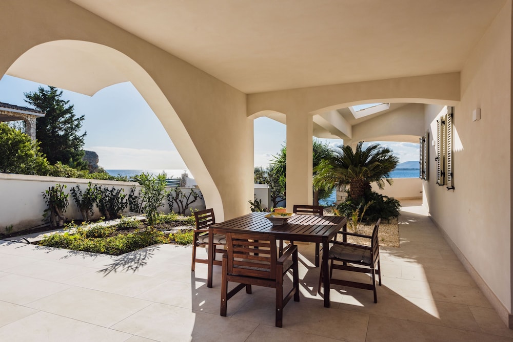 Villa Plemmiria by the Sea by Wonderful Italy