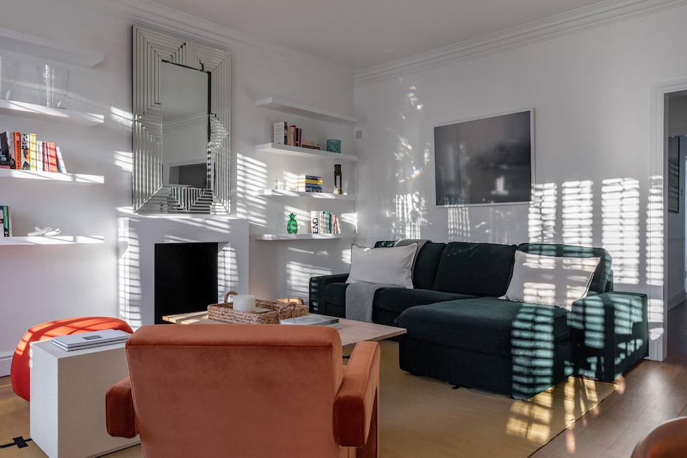 St Stephen's Gardens VII by Onefinestay