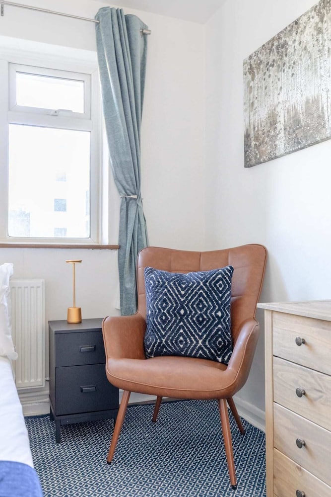 Serene 2BD Flat W/private Patio Old Street!