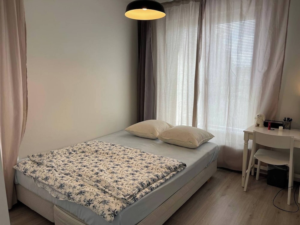 Room-cozy 3 Bedroom Apartment in Heart o