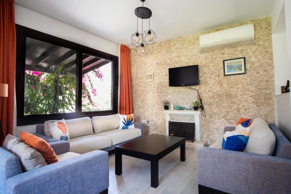 Astonishing Villa With Pool Near Tilkicik Bay view 3