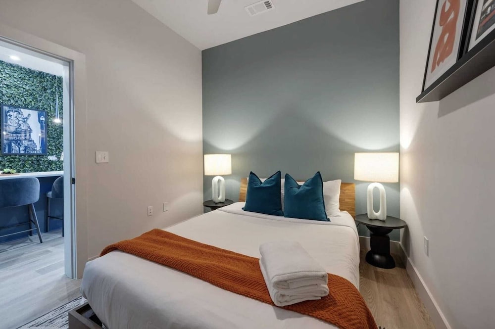 Sleeps 42 7 Modern Midtown Apartments w/ Gym + Pool Walkable to Shops & Eats