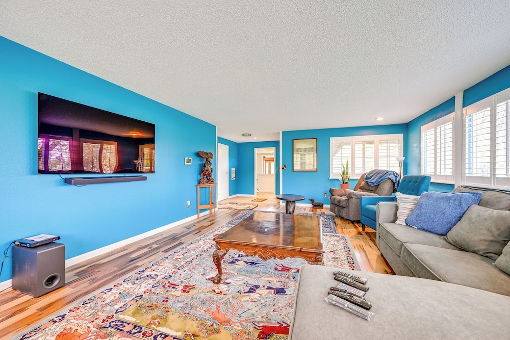 9 Mi to Spanaway Park: Home w/ Indoor Hot Tub