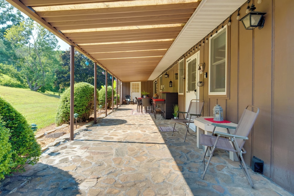 11 Mi to Asheville: Scenic Retreat w/ Game Room