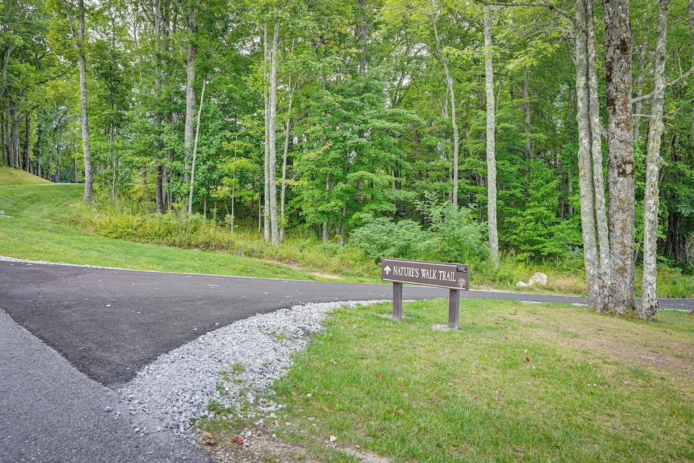 Modern Mountain-view Gem w/ Deck in Glenville