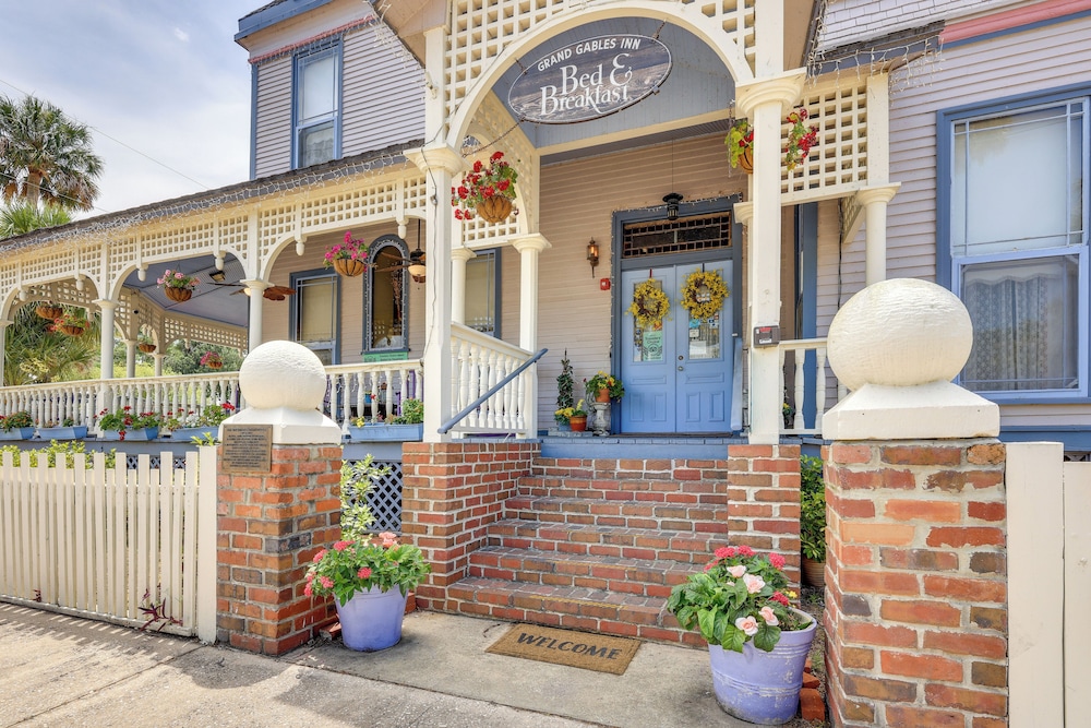 Grand Gables: Home 1 Block to St Johns River