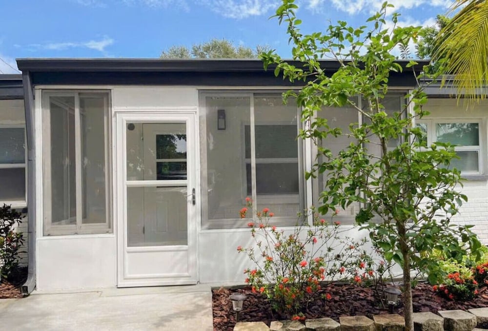 Fresh Renovated Pool Home w 5 Bedrooms Near Beach