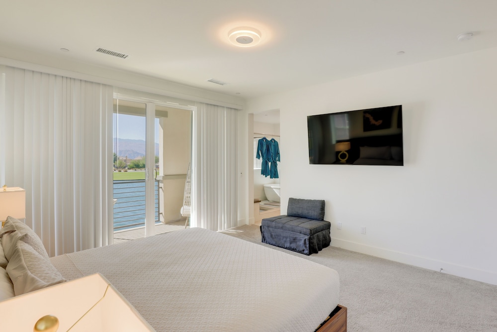 2 Mi to Fantasy Springs Casino: Lakefront Retreat!