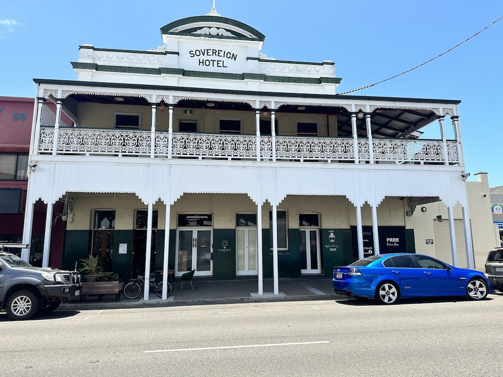 Hotel Sovereign House - Image 1