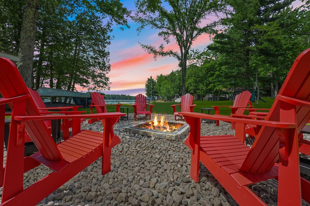 5 BR Family Hangout I Lake Views I Firepit