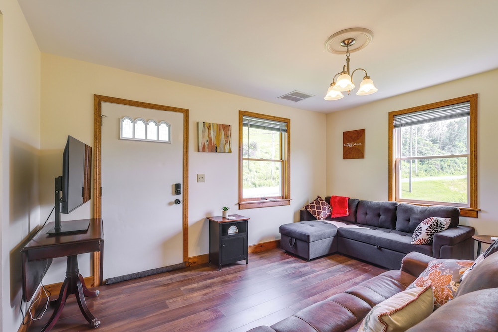 4 Mi to Dtwn Granville: Family Home w/ Deck!