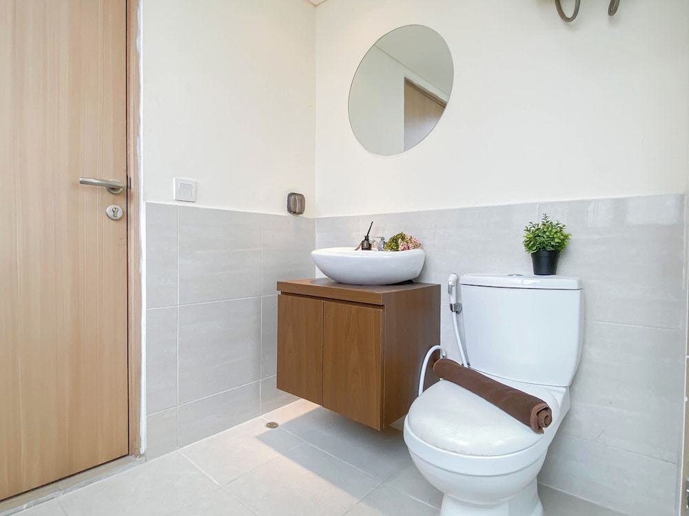 Modern Look And Restful 3Br At Meikarta Apartment