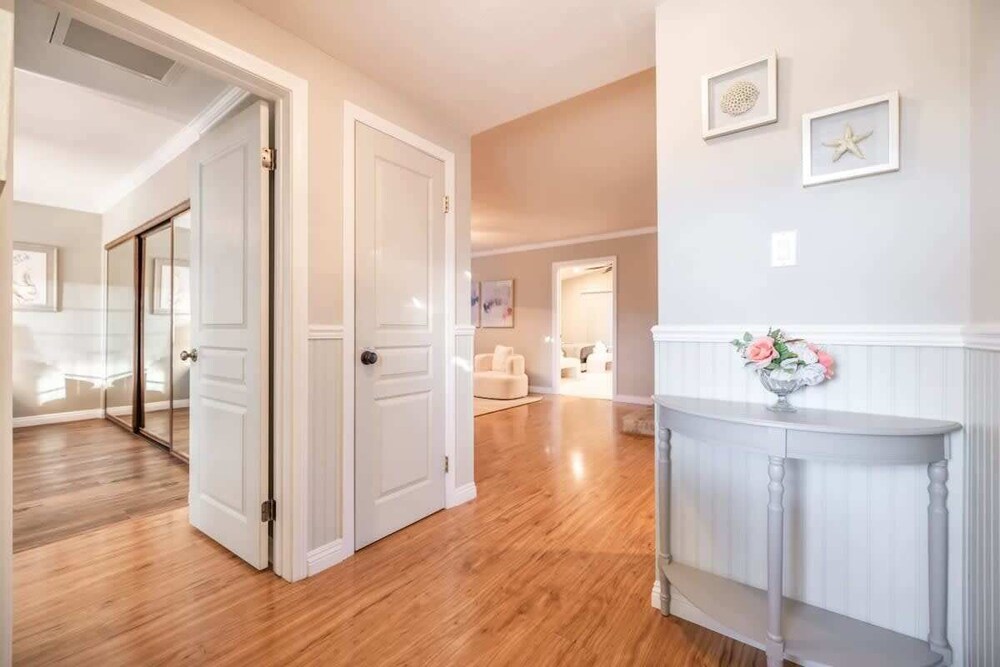 Marbella Lane - Charming 4BR Bungalo for Relaxing Retreat
