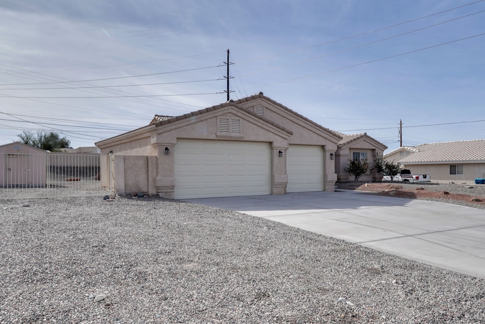 Lake Havasu Home w/ Fire Pit & Grill, 3 Mi to Lake view 3
