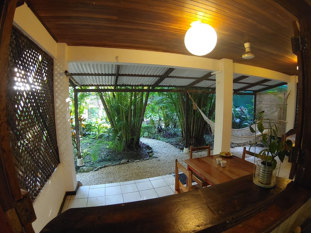 Colibri Surf House & Flats
