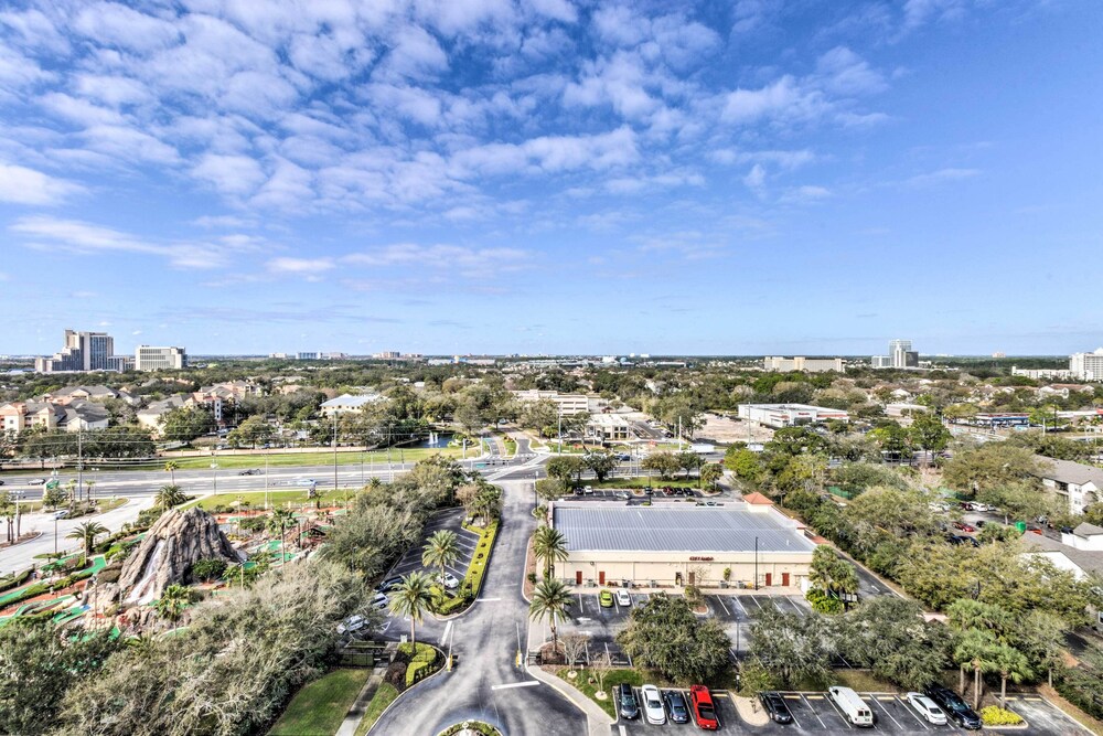 Family Resort Condo w/ 2 Pools: 1 Mi to Disney!