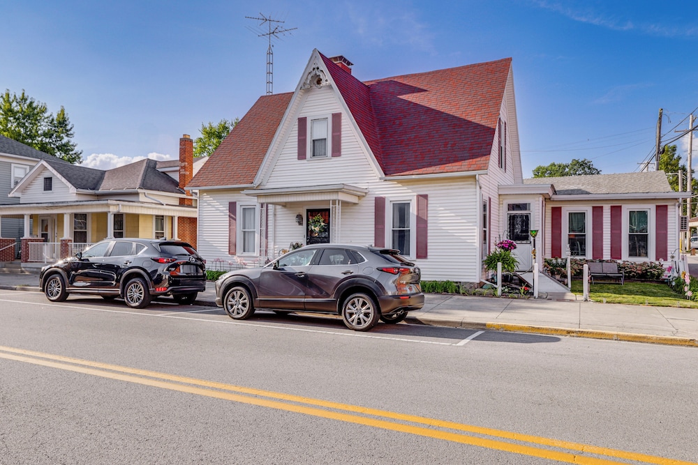 Walkable Group Getaway w/ Bikes in West Liberty!
