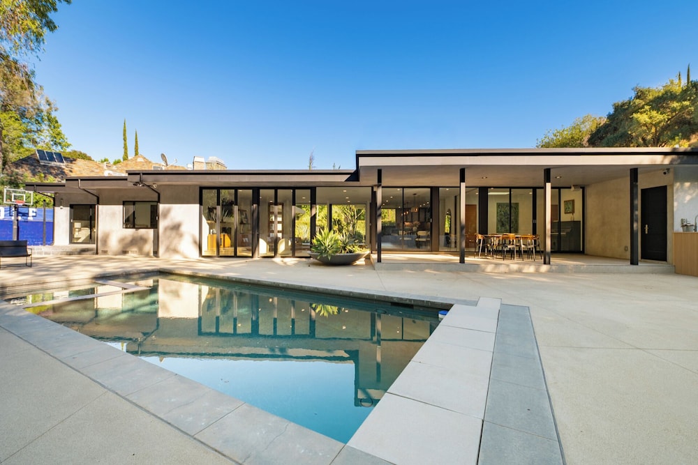 Valea Estate - Secluded Beverly Hills Retreat 1-acre Oasis