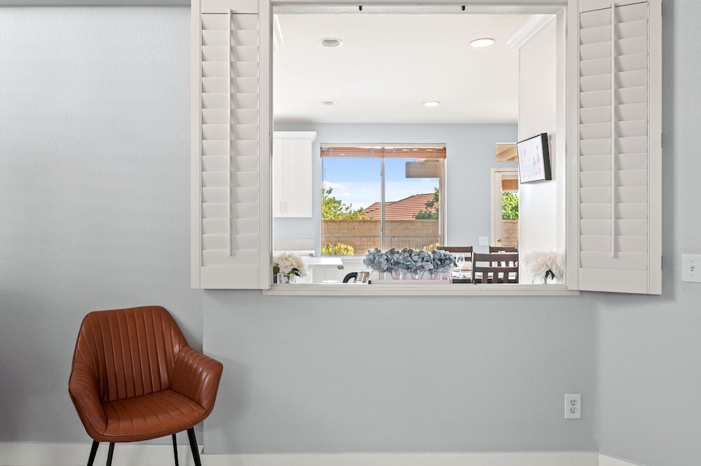 Bright Designer Home w Pool Near Everything