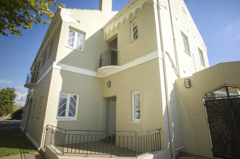 Globe Apartments