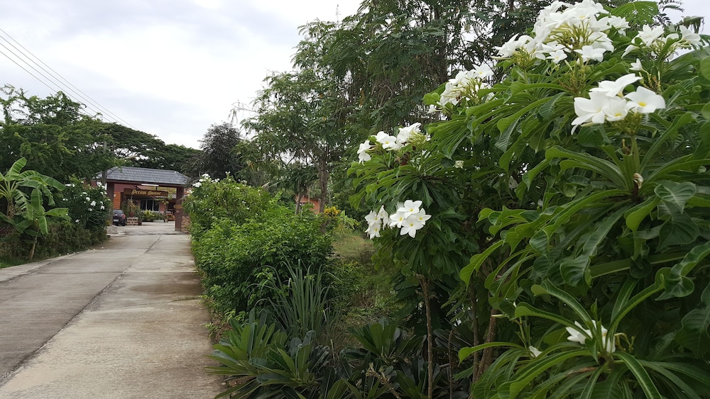 Phalaburi Resort by dreamhouse