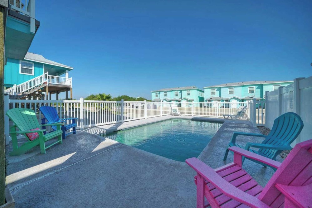 Sleeps 21, 2 Homes 2 Private Pools, Fire Pit, Swing Bar Walk to the Beach