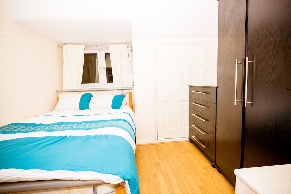 Colebert Avenue Apartment