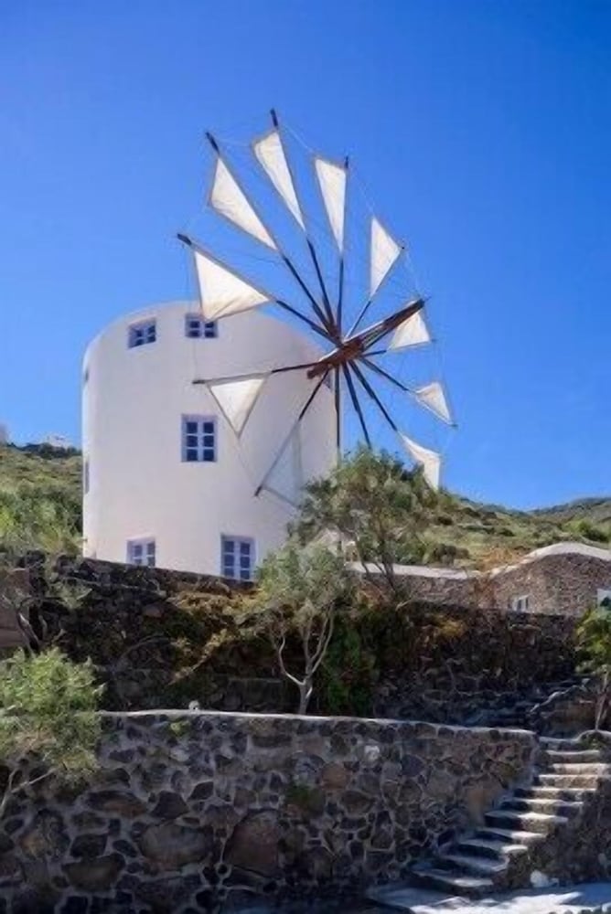 Blue Windmill Villa in Imerovigli view 4