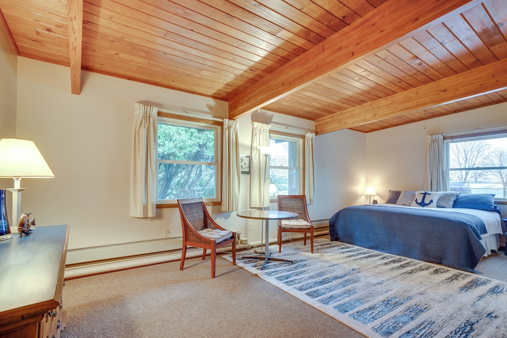 Grand Rural Wisconsin Retreat: Full Indoor Gym