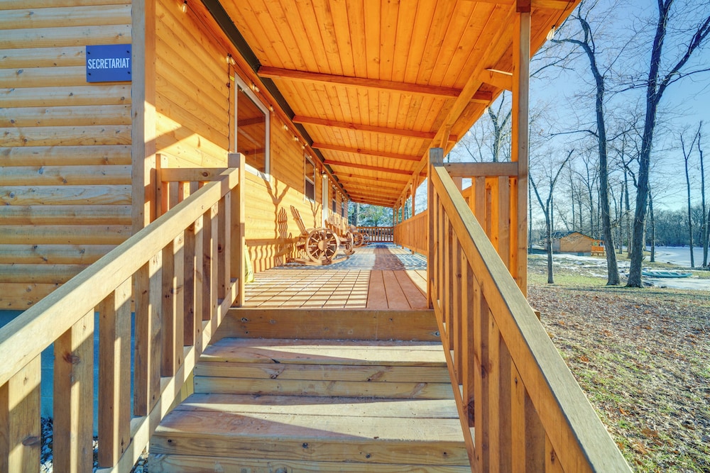 Pond-view Cabin Near Louisville on Racehorse Farm!