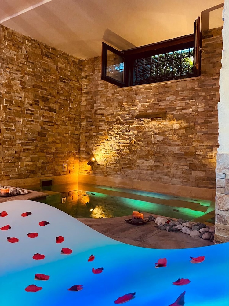Aurelia Garden Gold Bed & Breakfast