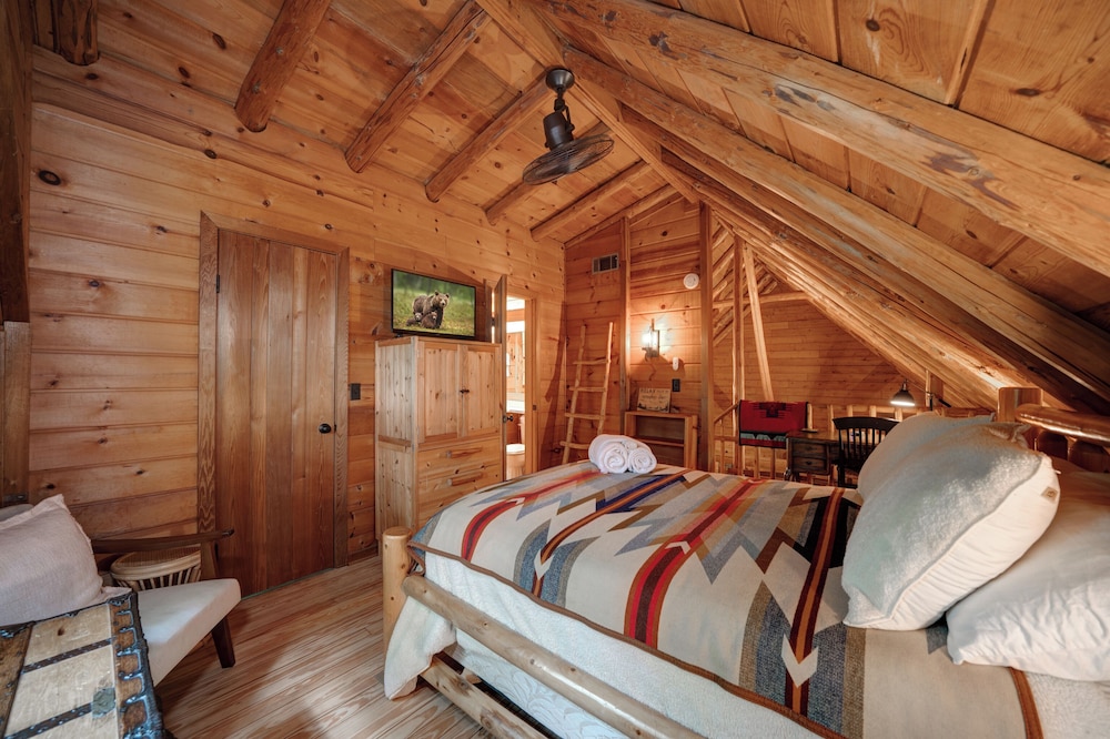 The Guest House Historic Cabin in Big Canoe