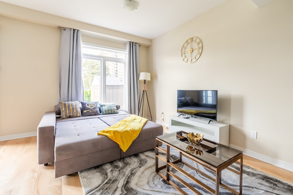 Modern 3BR 2BA Townhome in Lakeshore